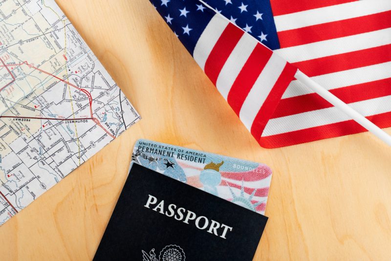paszport i flaga amerykanska